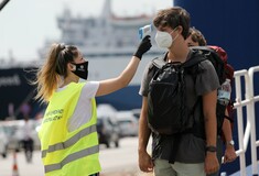 Κορωνοϊός: «Συνέχεια με μάσκα, παντού, οι νέοι που γυρίζουν από διακοπές», λένε οι ειδικοί
