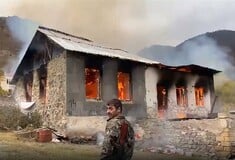 Στο Ναγκόρνο - Καραμπάχ καίνε τα σπίτια τους για να μην τα πάρουν οι κατακτητές