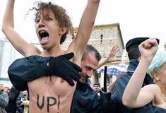 Οι γυμνόστηθες Femen ξάφνιασαν τον Πάπα 