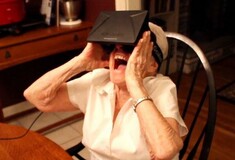 90χρονη γιαγιά βιώνει τη μαγεία του virtual reality