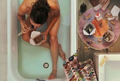 H Lee Price ζωγραφίζει τον εαυτό της ενώ τρώει junk food στο μπάνιο.