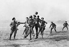 Αυτή είναι η ιστορία της "χριστουγεννιάτικης εκεχειρίας" στα χαρακώματα του Α' Παγκόσμιου Πολέμου.