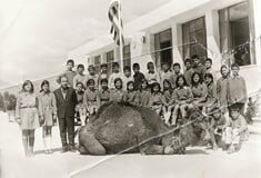 Σαν σήμερα, καταργείται το 1982 η σχολική ποδιά.