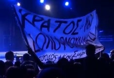 Τα κατάφεραν τελικά να διακόψουν συναυλία του Σωκράτη Μάλαμα και διάβασαν αντιφασιστική ανακοίνωση