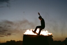 Ο Ryan Florig φωτογραφίζει τους φίλους του, σανίδες, και φωτιές