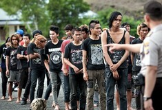 Ινδονήσιοι punks συλλαμβάνονται και κουρεύονται από την αστυνομία!