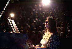 Η Ντόρα Μπακοπούλου για το 9ο Φεστιβάλ Κλασικής Μουσικής Αίγινας