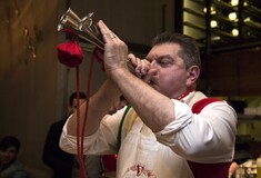 Ο Dario Cecchini έκοβε το κρέας απαγγέλοντας Δάντη και Καβάφη!