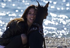 H Νατάσσα Κωστάκη δεν μπορεί καν να μετρήσει πόσα σκυλιά έχει φωτογραφήσει