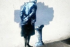 O Banksy ζωγραφίζει αρχαίο κίονα στο νέο του έργο