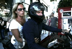 Τελευταία Έξοδος: Γιάνης Βαρουφάκης & Δανάη Στράτου