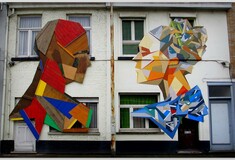  Τεράστια murals φτιαγμένα από παλιές ξύλινες πόρτες