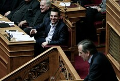 23 φωτογραφίες απ' την θυελλώδη νύχτα στη Βουλή