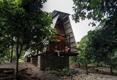 Mια προκατασκευασμένη καλύβα μέσα στην καταπράσινη φύση του Ισημερινού