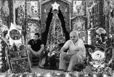 Ένας πατέρας και ο γιος του ζωντανεύουν το χωριό τους με το πνεύμα των Χριστουγέννων