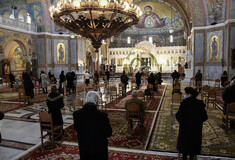 Guardian-Reuters για τα Θεοφάνεια: Η κυβέρνηση αναγκάστηκε να υποχωρήσει, απροθυμία σύγκρουσης με την Εκκλησία