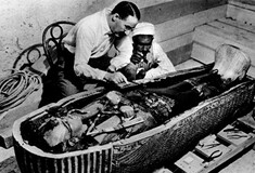 Ο αρχαιολόγος Χάουαρντ Κάρτερ ανοίγει τη σαρκοφάγο του Τουταγχαμών