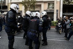 Politico: Η αστυνομική βία αυξάνεται στην Ελλάδα του lockdown, προειδοποιούν οι ακτιβιστές