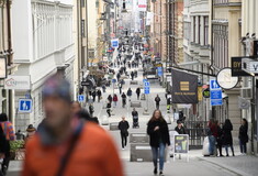 Η Σουηδία παίρνει πιο αυστηρά μέτρα για τον κορωνοϊό