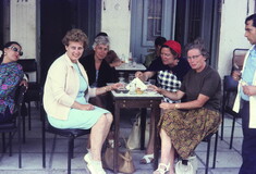 Τέσσερις ξένες φίλες ταξιδεύουν στην Κρήτη του 1971