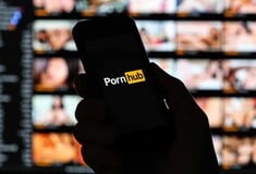 Το Pornhub απέσυρε όλα τα βίντεο από μη επιβεβαιωμένους χρήστες