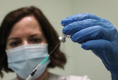 Το εμβόλιο κατά του κορωνοϊού, να γίνεται κάθε χρόνο, όπως το εμβόλιο της γρίπης - Τι εξετάζουν οι ειδικοί