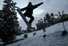 «Xιονοδρομικό» στο κέντρο της Αθήνας: Snowboard στο πάρκο Ελευθερίας