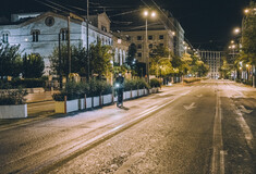 Χορός με τη σκιά μου: Περπατώντας στους δρόμους την πρώτη νύχτα της απαγόρευσης στην Αθήνα