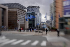 Reuters: Η αντίστροφη μέτρηση για την «καταστροφή»- Το παρασκήνιο της μάχης της Ευρώπης για τα εμβόλια
