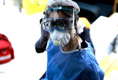 Θεωρίες συνωμοσίας για τον κορωνοϊό: Η πρόεδρος της Ένωσης Πνευμονολόγων απαντά για τις μεταλλάξεις και τα εμβόλια