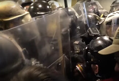 Αστυνομικοί πασχίζουν να κρατήσουν τον όχλο έξω από το Καπιτώλιο- Νέο βίντεο από την εισβολή