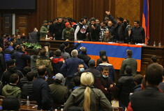 Ναγκόρνο Καραμπάχ: Ειρηνευτική συμφωνία υπέγραψαν Αρμενία, Αζερμπαϊτζάν & Ρωσία- Οργή στο Γερεβάν, εισβολή στη Βουλή