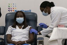 Κορωνοϊός: Ξεκίνησαν τα εμβόλια στις ΗΠΑ - Μία νοσηλεύτρια το έλαβε πρώτη στη Νέα Υόρκη [VIDEO]
