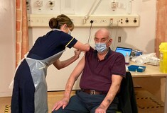 Ην. Βασίλειο: 82χρονος ο πρώτος άνθρωπος στον κόσμο που έκανε το εμβόλιο της Οξφόρδης