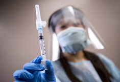 Η Μαδρίτη αναστέλλει τους εμβολιασμούς λόγω έλλειψης δόσεων