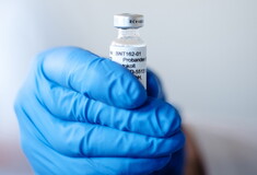 EMA: Δεν υπάρχει απόδειξη ότι το εμβόλιο της Pfizer δεν προστατεύει από το νέο στέλεχος του κορωνοϊού