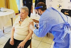 Κορωνοϊός: Ξεκίνησαν οι εμβολιασμοί στα γηροκομεία - Μία 95χρονη η πρώτη που εμβολιάστηκε