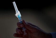 FT: Η Pfizer θα μειώσει προσωρινά τις αποστολές εμβολίων στην Ευρώπη