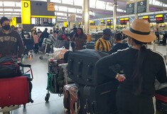 Εικόνες χάους στο αεροδρόμιο Χίθροου: Στην αναμονή χιλιάδες εγκλωβισμένοι επιβάτες