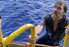 Φλόριντα: Ιστιοπλόος βρέθηκε να κρατιέται από το ημιβυθισμένο σκάφος του - Δεκάδες μίλια από την ακτή