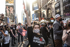 Οι Αμερικανοί βγαίνουν στους δρόμους- Πανηγυρίζουν για τη νίκη Μπάιντεν στις εκλογές