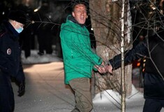 Μια εικόνα ντροπής: Ο Ναβάλνι με χειροπέδες οδηγείται στη φυλακή