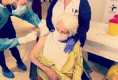 Θεσσαλονίκη: Επιζήσασα του Άουσβιτς η πρώτη που εμβολιάστηκε σε δομή ηλικιωμένων
