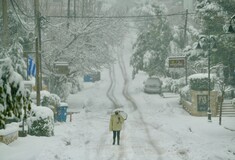 Κακοκαιρία: Η «Μήδεια» σκέπασε με χιόνια την Αττική - Ποιοι δρόμοι είναι κλειστοί