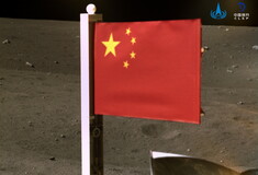 Η Κίνα έγινε η δεύτερη χώρα που βάζει τη σημαία της στη Σελήνη