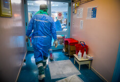 Κορωνοϊός: 543 κρούσματα και 33 νεκροί σε 24 ώρες - Στους 248 οι διασωληνωμένοι