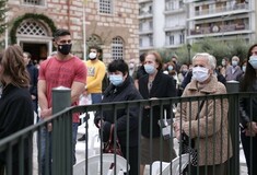 Θεσσαλονίκη: Ουρές πιστών στον Άγιο Δημήτριο - Επιφυλακή για να μη γίνει ρίψη Σταυρού στο Θερμαϊκό