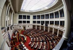 «Μποξ» στη Βουλή για την πρόταση μομφής κατά του Σταϊκούρα: «Νόμος έκτρωμα για τις οφειλές» - «Υποκρισία ΣΥΡΙΖΑ»