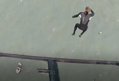 Βίντεο: Έπεσε από ελικόπτερο στη θάλασσα, χωρίς αλεξίπτωτο- Από ύψος 40 μέτρων