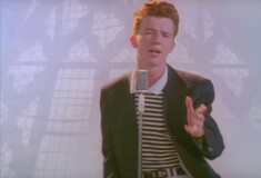 O Rick Astley βγάζει το παλτό του και «ρίχνει» το TikTok [BINTEO]